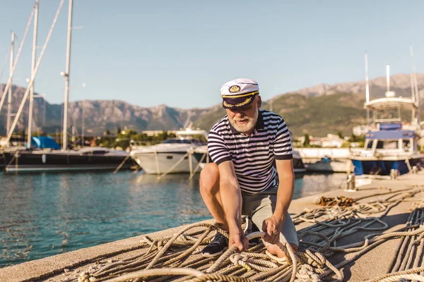 Volwassen Man Pier Gekleed Een Matrozenhemd Hoed Met Een Zeemanstouw — Stockfoto