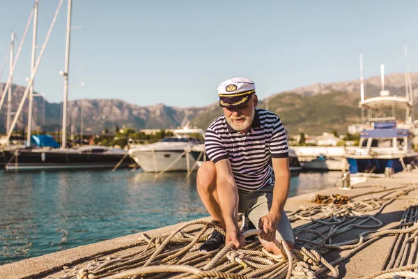 Uomo Maturo Sul Molo Vestito Con Camicia Cappello Marinaio Con — Foto Stock