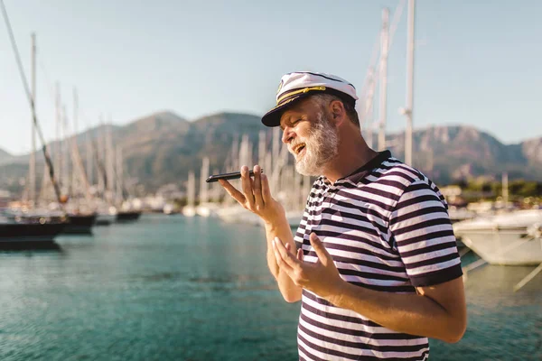 Volwassen Man Staat Pier Gekleed Een Matrozenshirt Hoed Met Behulp — Stockfoto