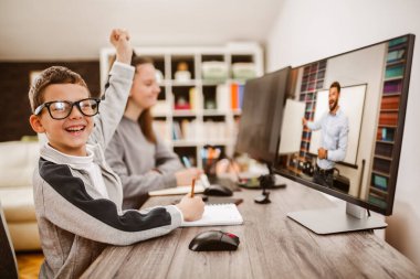 Oğlan ve kız evde çalışıyor ve okul ödevi yapıyor. Uzaklık öğrenimi çevrimiçi eğitim.