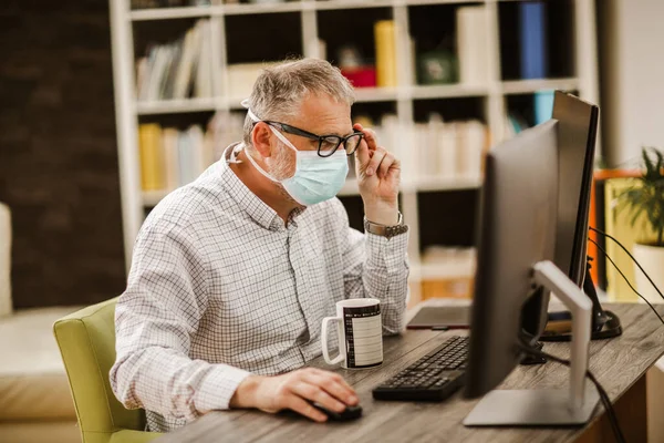 집에서 일하는 사업가는 보호용 마스크를 코로나 바이러스 대유행 — 스톡 사진