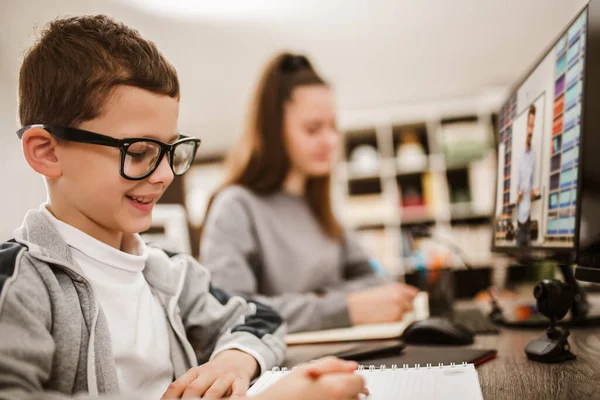 Băiatul Fata Studiază Acasă Își Fac Temele Școală Învățarea Distanță — Fotografie, imagine de stoc