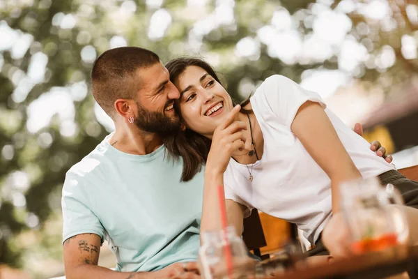 Veselý Romantický Pár Venku Baví — Stock fotografie