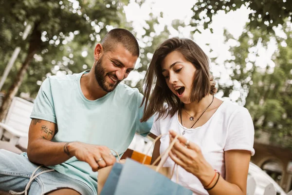 Ritratto Coppia Felice Con Shopping Bags Dopo Shopping Città Sorridente — Foto Stock