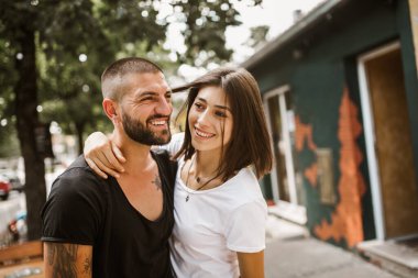 Neşeli romantik çift dışarıda eğleniyor..