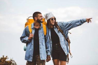 Sırt çantalı yürüyüşçüler dağ gölünün keyfini çıkarıyorlar.