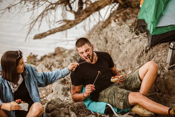 Cuplu Dragoste Camping Pădure Drumeție Mâncare Pentru Drumeții Camping Cuplu — Fotografie, imagine de stoc