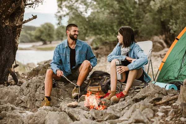 Casal Romântico Sentado Fogueira Belo Casal Apaixonado Desfrutando Parque Campismo — Fotografia de Stock