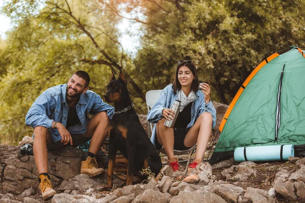 Homem Mulher Seu Doberman Sentado Cadeiras Fora Tenda Tomando Café — Fotografia de Stock