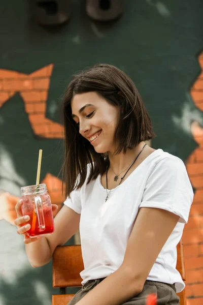 Mooi Meisje Met Een Cocktail Handen Outdoor Cafe — Stockfoto