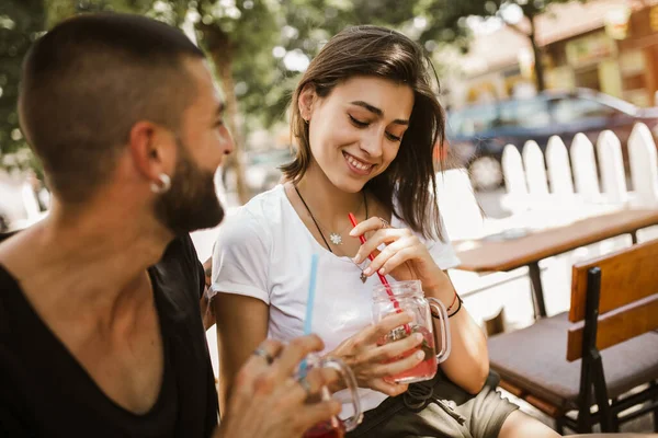 Schönes Liebespaar Sitzt Einem Café Und Genießt Cocktail Und Gespräch — Stockfoto