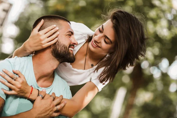 Alegre Casal Romântico Livre Divertindo — Fotografia de Stock