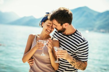 Genç çiftin sahilde romantik bir randevusu var.