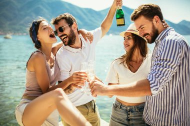 Plajda kokteyl içen arkadaşlar yaz tatilinde eğleniyorlar.