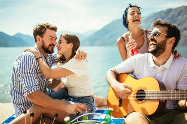 Groep Vrienden Met Gitaar Hebben Plezier Het Strand — Stockfoto