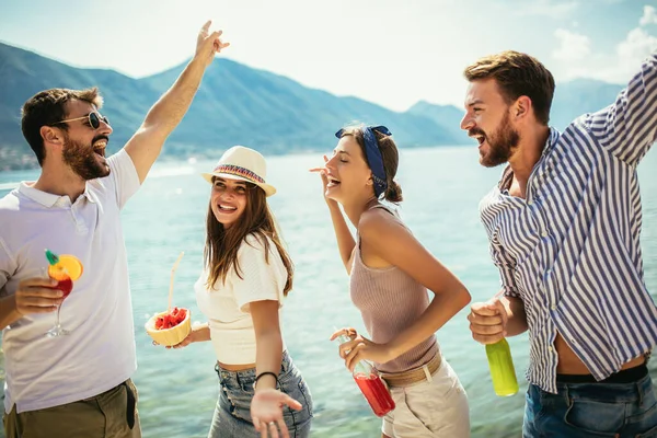 Φίλοι Στην Παραλία Πίνοντας Κοκτέιλ Διασκεδάζοντας Στις Καλοκαιρινές Διακοπές — Φωτογραφία Αρχείου