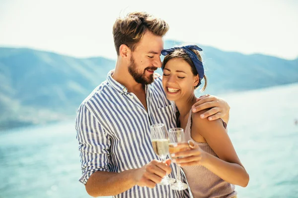 Молода Пара Вином Має Романтичне Побачення Пляжі — стокове фото