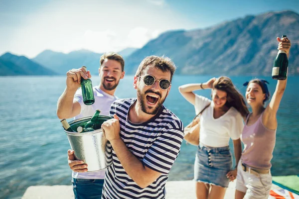 Vriendengroep Met Bier Het Strand — Stockfoto