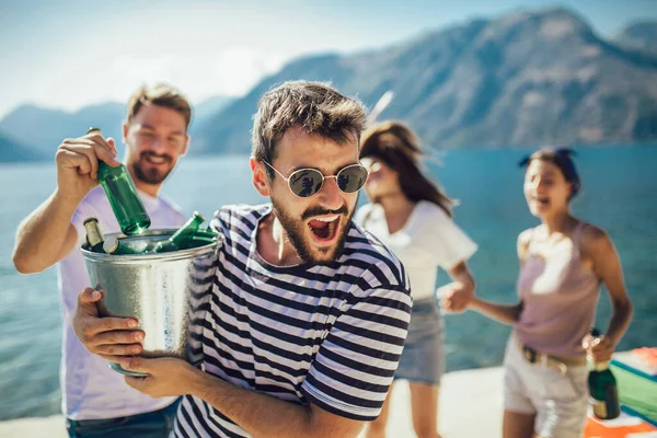 Grupo Amigos Pasando Rato Con Cerveza Playa — Foto de Stock