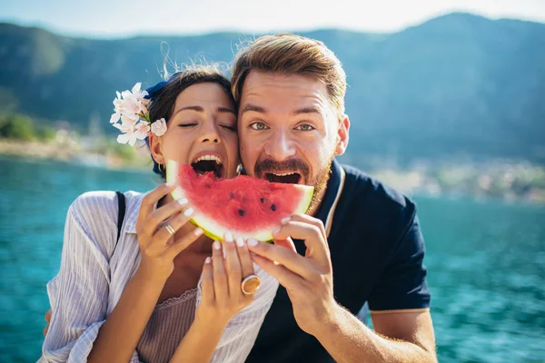 Jong Glimlachen Paar Eten Watermeloen Het Strand Het Hebben Van — Stockfoto