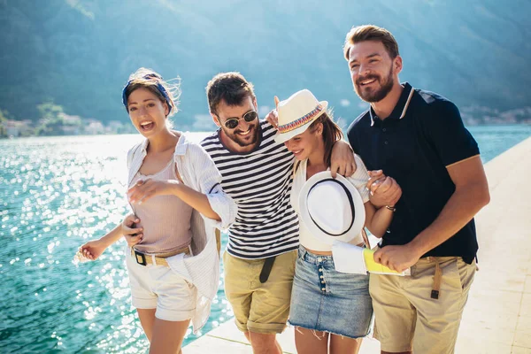 Grupo Amigos Divertindo Perto Mar Férias — Fotografia de Stock