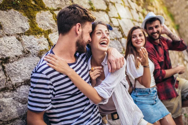 Gelukkige Vrienden Genieten Van Sightseeing Tour Stad — Stockfoto