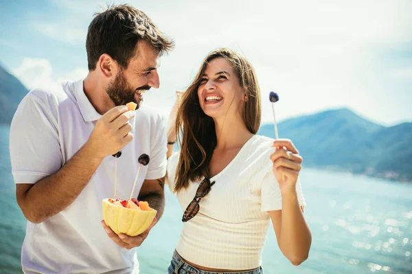 Joven Pareja Feliz Divirtiéndose Con Fruta Playa — Foto de Stock