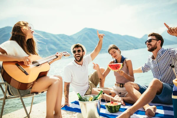 Gruppe Von Freunden Mit Gitarre Amüsiert Sich Strand — Stockfoto