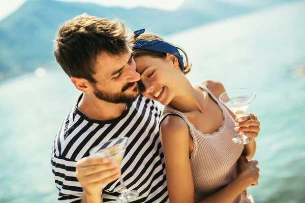 Jong Paar Met Wijn Met Romantisch Afspraakje Het Strand — Stockfoto