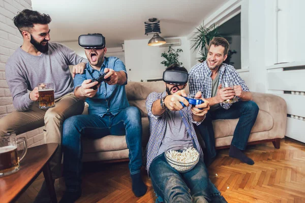 仮想現実のメガネでビデオゲームをプレイする幸せな友人 新しい技術コンソールをオンラインで楽しんでいる若者 — ストック写真