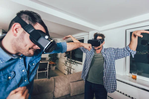 仮想現実のメガネでビデオゲームをプレイする幸せな友人 新しい技術コンソールをオンラインで楽しんでいる若者 — ストック写真