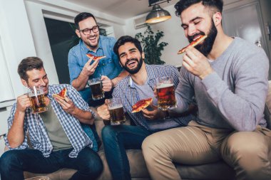 Dört erkek arkadaş, evde bira içip pizza yiyorlar..