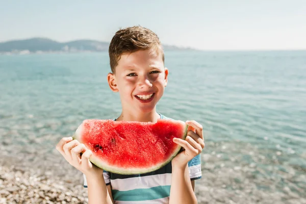 Bambino Allegro Che Mangia Succosa Anguria Bambini Emozioni Ragazzo Mangiare — Foto Stock