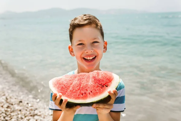 Glada Barn Som Äter Saftig Vattenmelon Barn Känslor Pojke Äter — Stockfoto