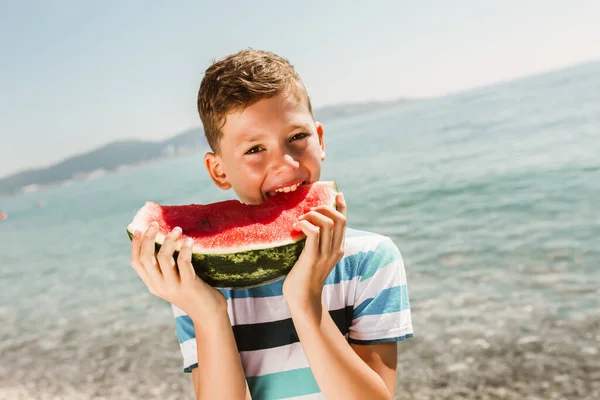 Glada Barn Som Äter Saftig Vattenmelon Barn Känslor Pojke Äter — Stockfoto