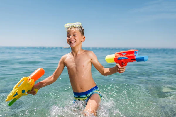 Schattige Jongens Spelen Met Waterpistolen Hete Zomerdag — Stockfoto