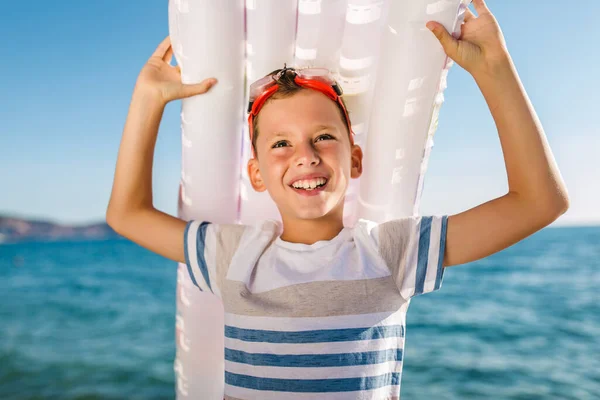 Chlapec Drží Nafukovací Matrace Létě Moři — Stock fotografie