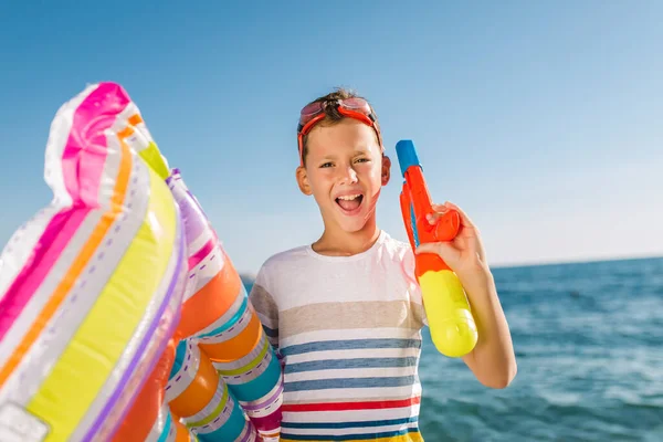Jongen Met Opblaasbare Matrassen Waterpistool Zomer Zee — Stockfoto