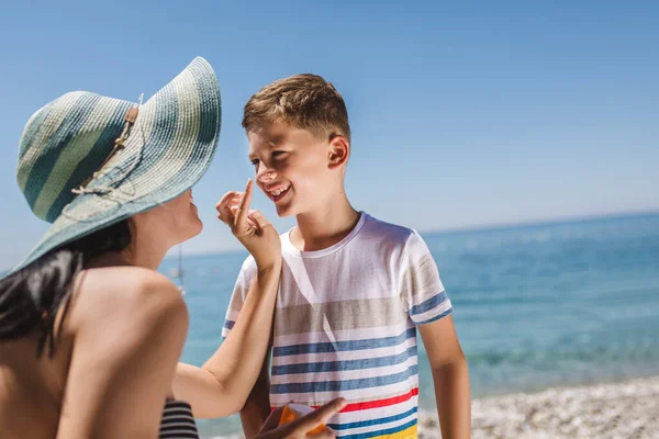 Mujer Mano Poniendo Loción Solar Cara Del Niño —  Fotos de Stock