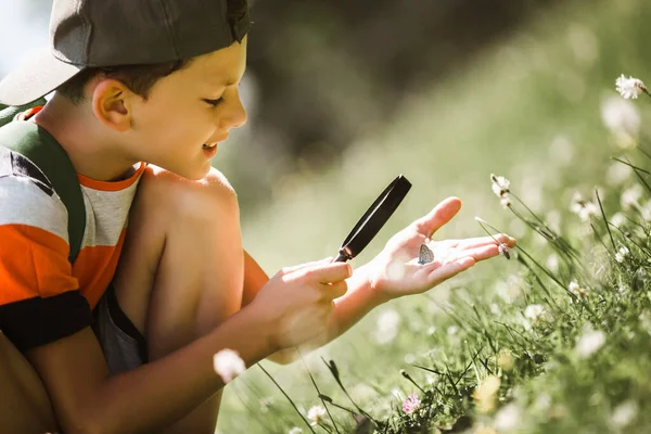 Niño Explorando Naturaleza Prado Con Una Lupa — Foto de Stock