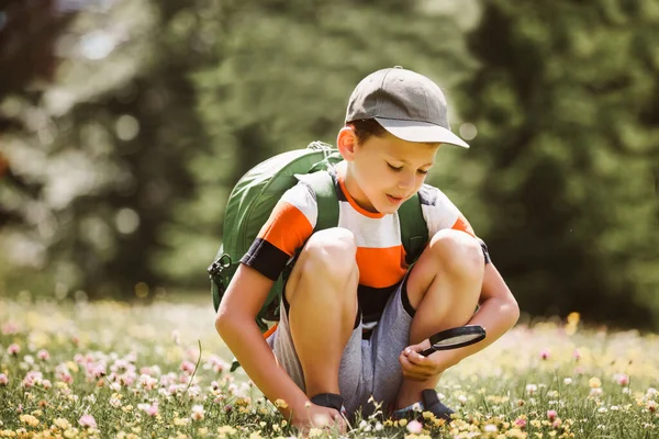 Niño Explorando Naturaleza Prado Con Una Lupa — Foto de Stock