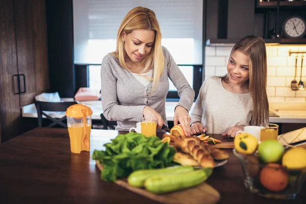 Feliz Madre Hija Haciendo Desayuno Cocina Casera Pasar Tiempo Juntos —  Fotos de Stock