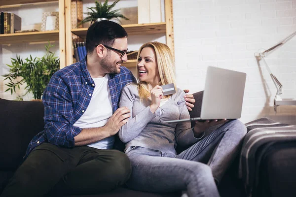 Mutlu Çift Evden Alışveriş Için Kredi Kartı Laptop Kullanırken Iletişim — Stok fotoğraf