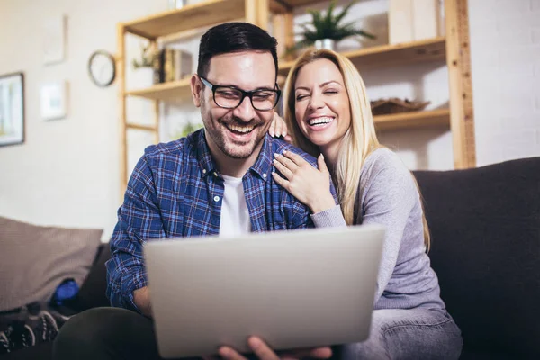 Pareja Feliz Comunicarse Mientras Utiliza Ordenador Portátil Casa — Foto de Stock