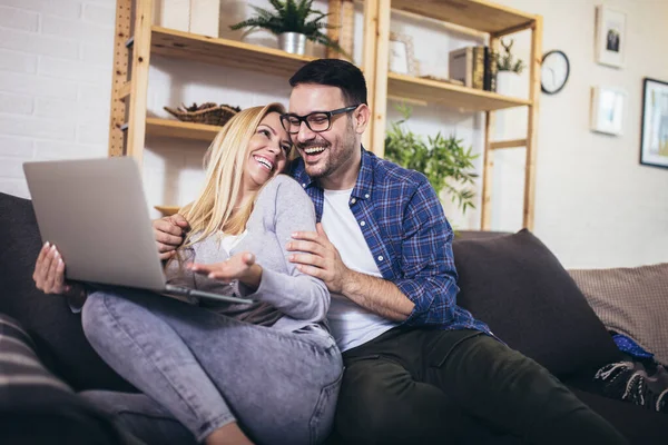Mutlu Çift Evde Dizüstü Bilgisayar Kullanırken Iletişim Kuruyor — Stok fotoğraf