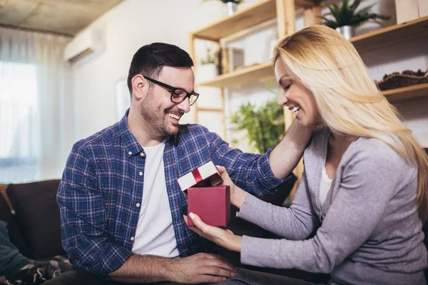 Glada Par Med Presentask Hemma Fira Alla Hjärtans Dag — Stockfoto