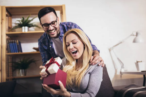Glückliches Paar Mit Geschenkbox Hause Feiert Valentinstag — Stockfoto