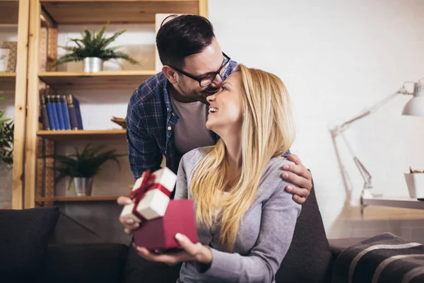 Happy Couple Gift Box Home Celebrate Valentine Day — Stock Photo, Image