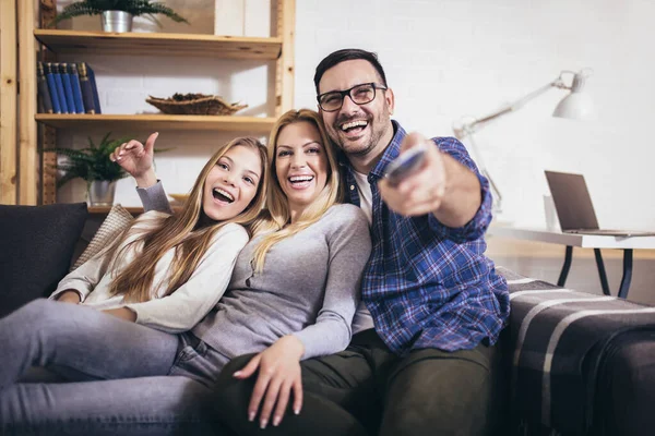 Família Feliz Assistindo Juntos Casa Divertindo Juntos — Fotografia de Stock