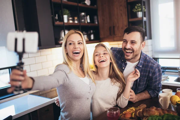 Cute Girl Jej Pięknych Rodziców Robi Selfie Pomocą Smartfona Uśmiecha — Zdjęcie stockowe